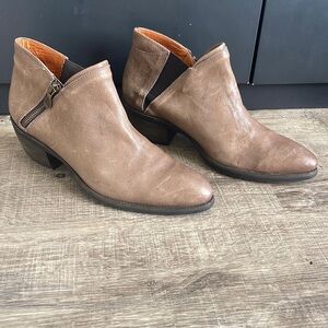 Kanna leather ankle boots